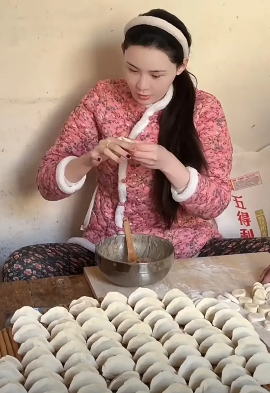 张颖颖单县过年,穿花棉袄棉裤像当地小媳妇,很勤快包饺子扫庭院_生活
