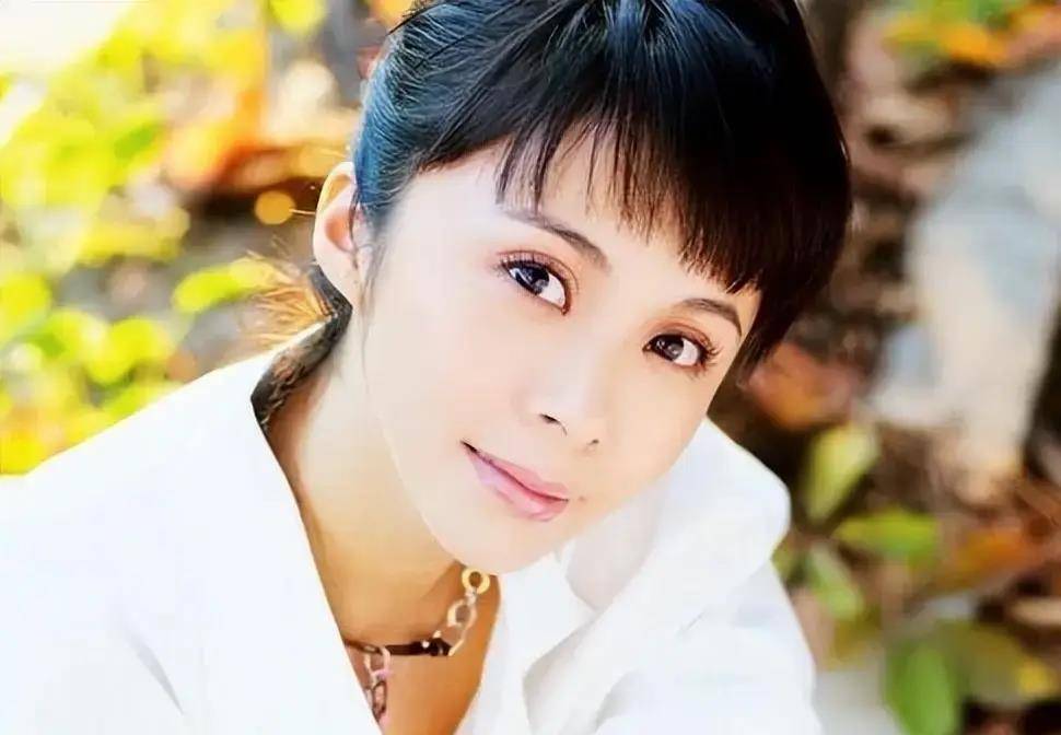 此时的连奕名比杨若兮大了8岁,并且已经有了自己的家庭,不过他和自己