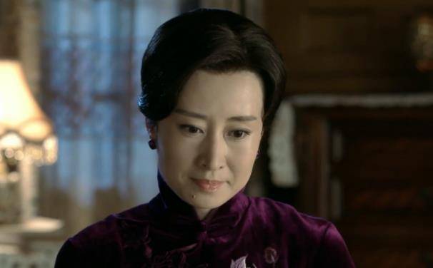 而在1998年的一部电视剧《母亲》中,刘敏涛就饰演了靳东的姐姐,这缘