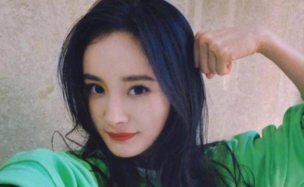 杨幂拍戏的时候有挺多助理,可能因为拍戏太累,一位助理帮着拿伞,一位