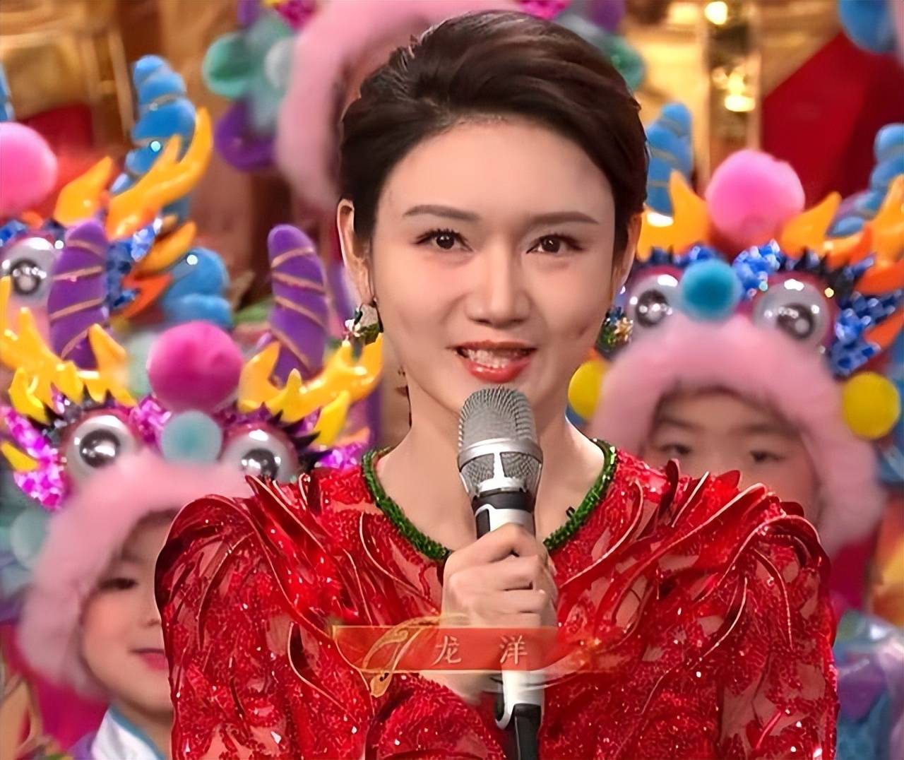 分别是任鲁豫,撒贝宁,尼格买提,龙洋和马凡舒,这一次没能看到春晚主持