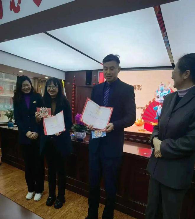 李光辉律师和胡轶诺在工作中积极主动,认真负责,兢兢业业,为律所的