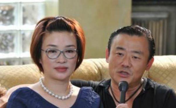 讽刺郭德纲,打瞎岳父眼,"吃软饭"的周立波,如今又爆新情况_张洁_胡洁