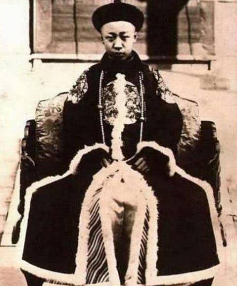 溥仪当年逃出宫时,将它缝在棉衣里26年,如今成国宝_傅仪_紫禁城_皇帝