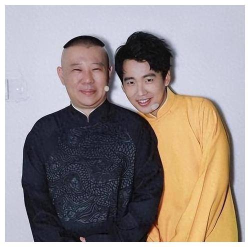 郭麒麟与郭德纲亲热解决父子不和传闻,接班德云社势在