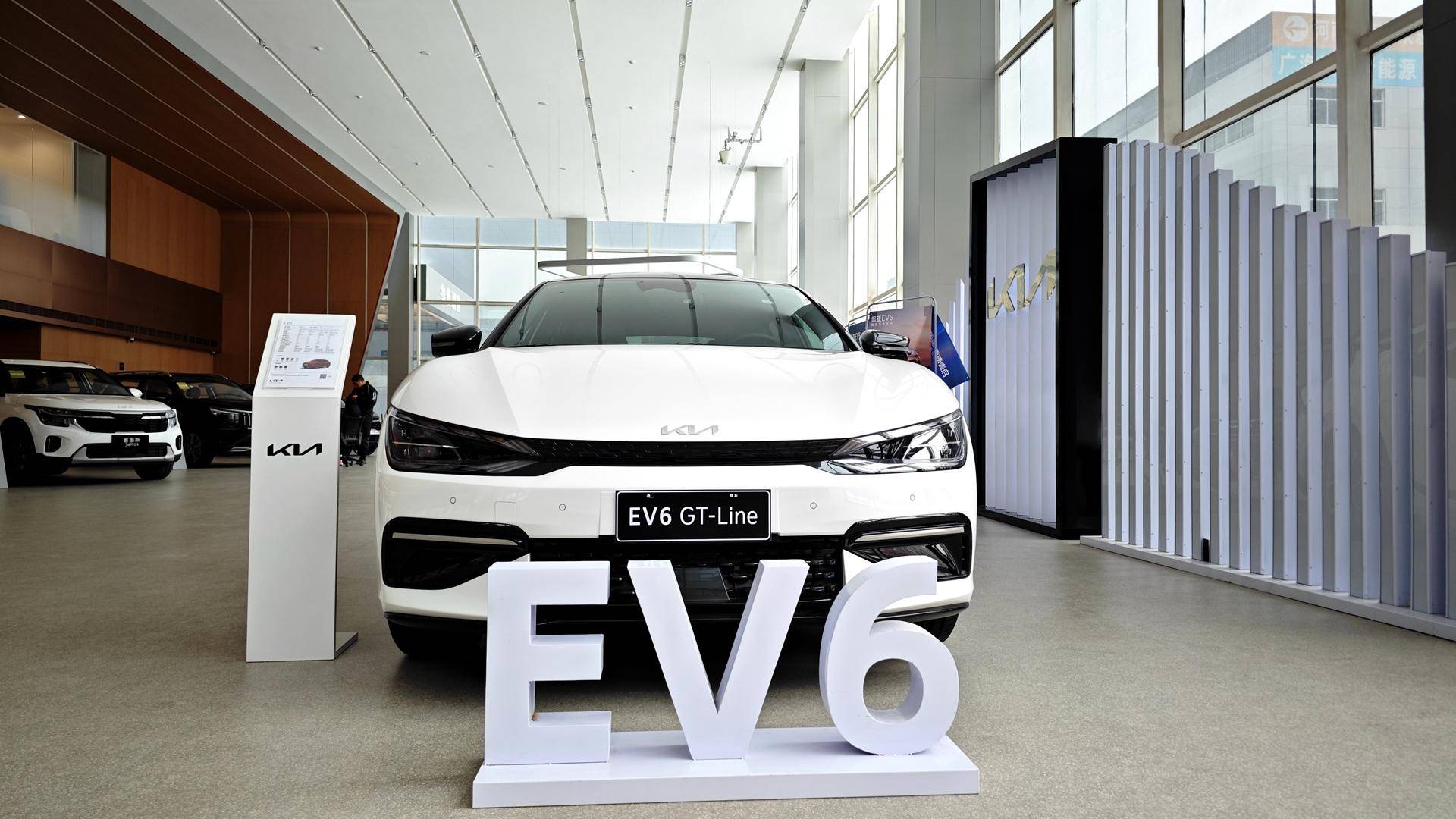 起售价28.28万的进口电动车 探店实拍起亚ev6 运动感十足