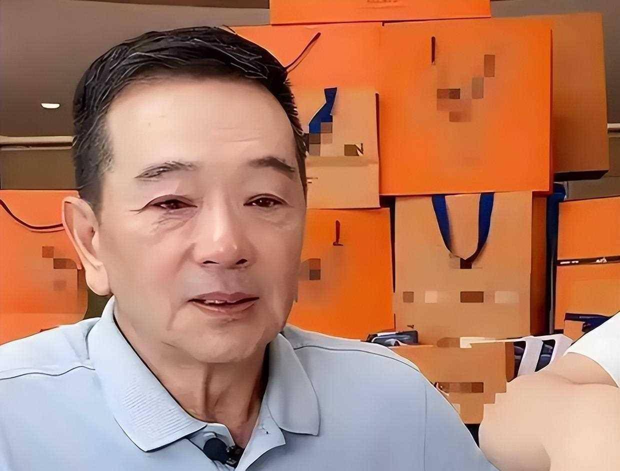 隐婚30年零绯闻,长期吃剩饭菜,一件衣服穿35年,却因直播被_张晨光