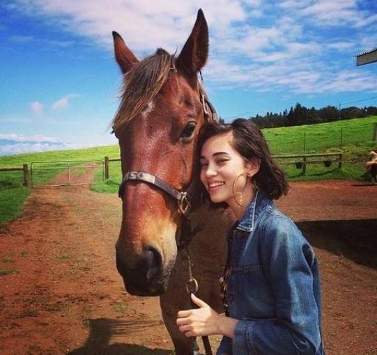 希子曾经还有一个众人所知的身份,就是国外当红明星权志龙的女朋友