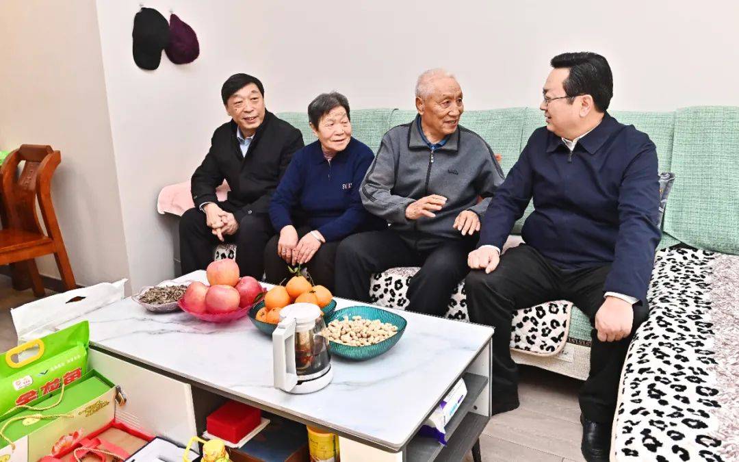 张国华时清霜看望慰问伤残军人,困难党员,老党员,退役军人和优秀基层