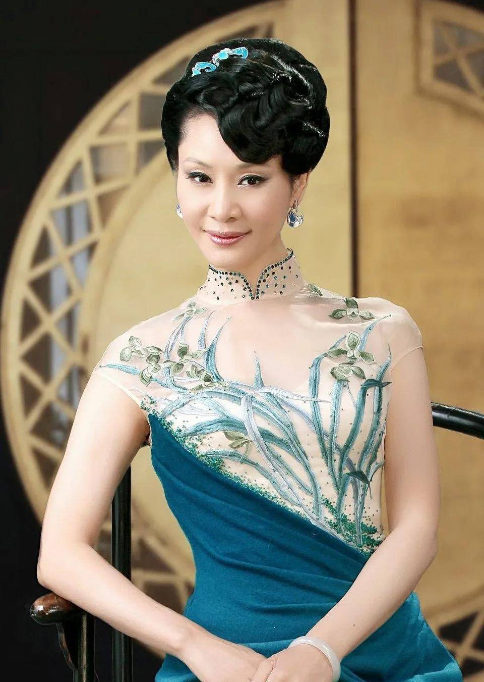 歌手于文华:生下女儿就被分手,转身嫁给网恋小伙后,她