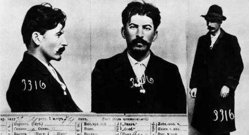 为了筹措经费当时的斯大林甚至抢劫银行,绑架,敲诈,为此不断被抓,其