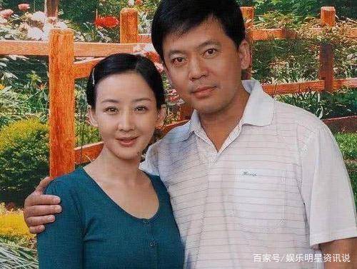 国家一级演员何政军,隐藏28年的妻子是她,难怪一直零