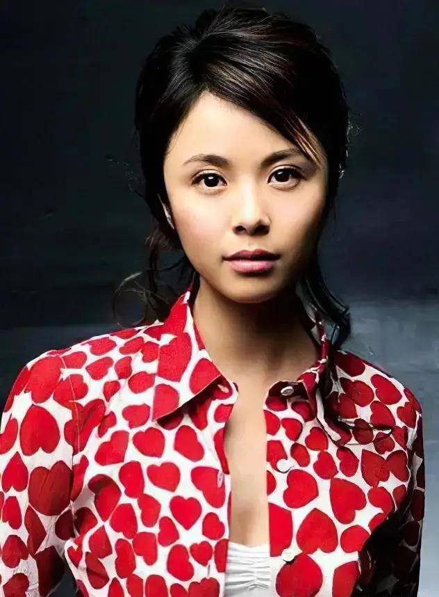 19岁爱上"老渣男",同居7年被甩,现在43岁的她身材发福似蔡明_杨若兮