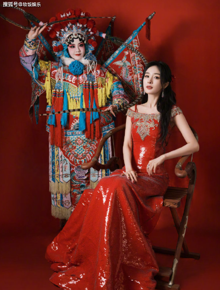 杨幂央视春晚造型定妆照曝光!身穿新中式旗袍,头戴红色簪花很美