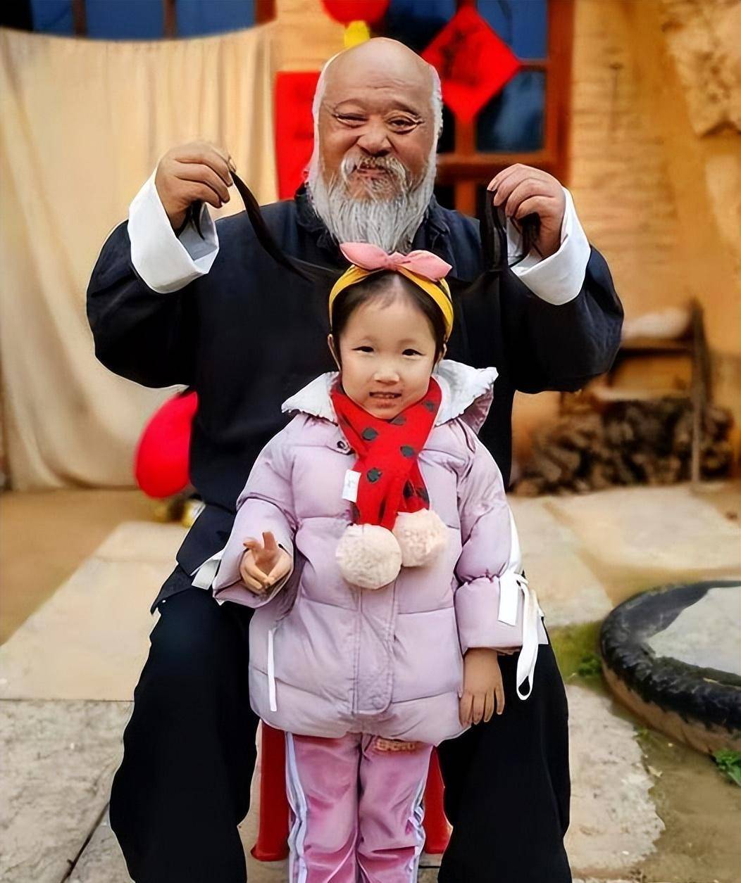 国家一级演员李琦:68岁沦落街头卖烧烤,一串50引热议!