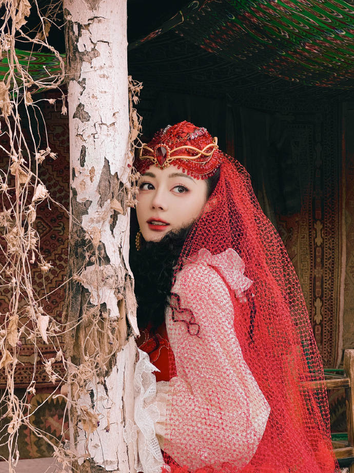 迪丽热巴分享台下美照,努力练舞彰显魅力,超高颜值甜如初恋_穿着_动作