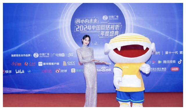 盛典红毯:宋轶白鹿美翻,周笔畅火龙果礼服亮眼,肖战排