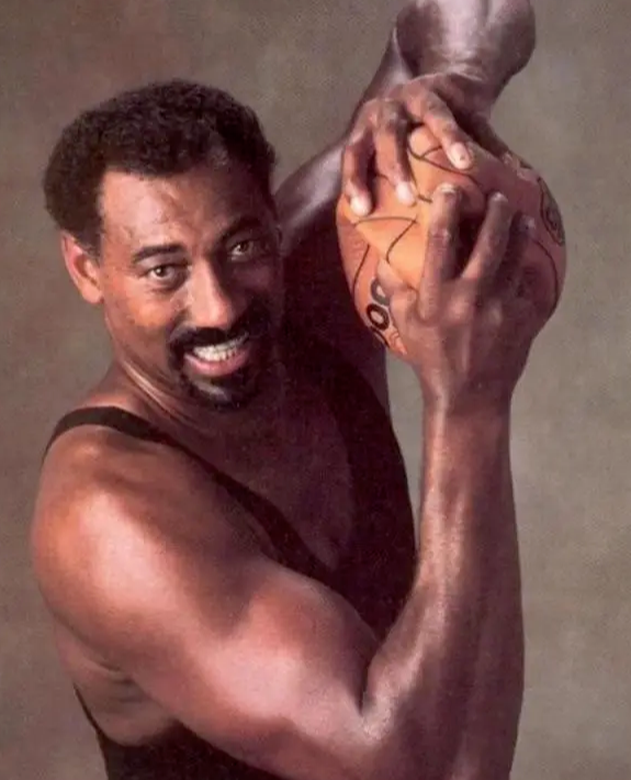 况且臂展越长,卧推难度越大,张伯伦也就卧推200出头.245