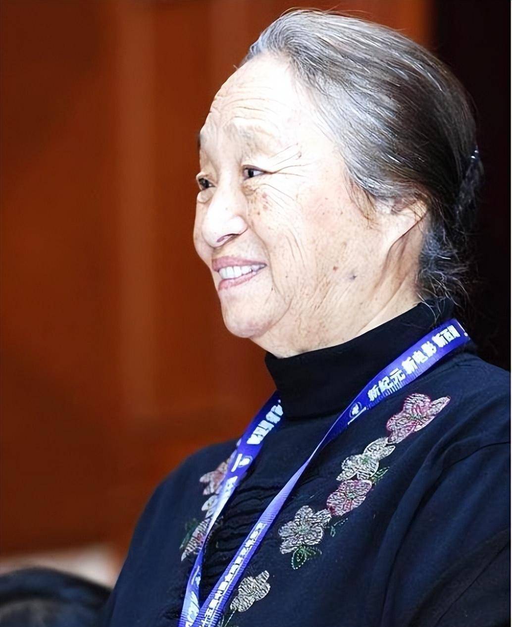 她是国家一级演员,因病去世千人含泪送别,23岁孙子更是国人骄傲_柏青