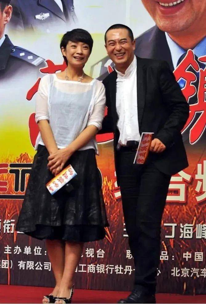 又从张嘉译老婆的穿搭学到了,吊带裙 薄纱罩衫,性感又