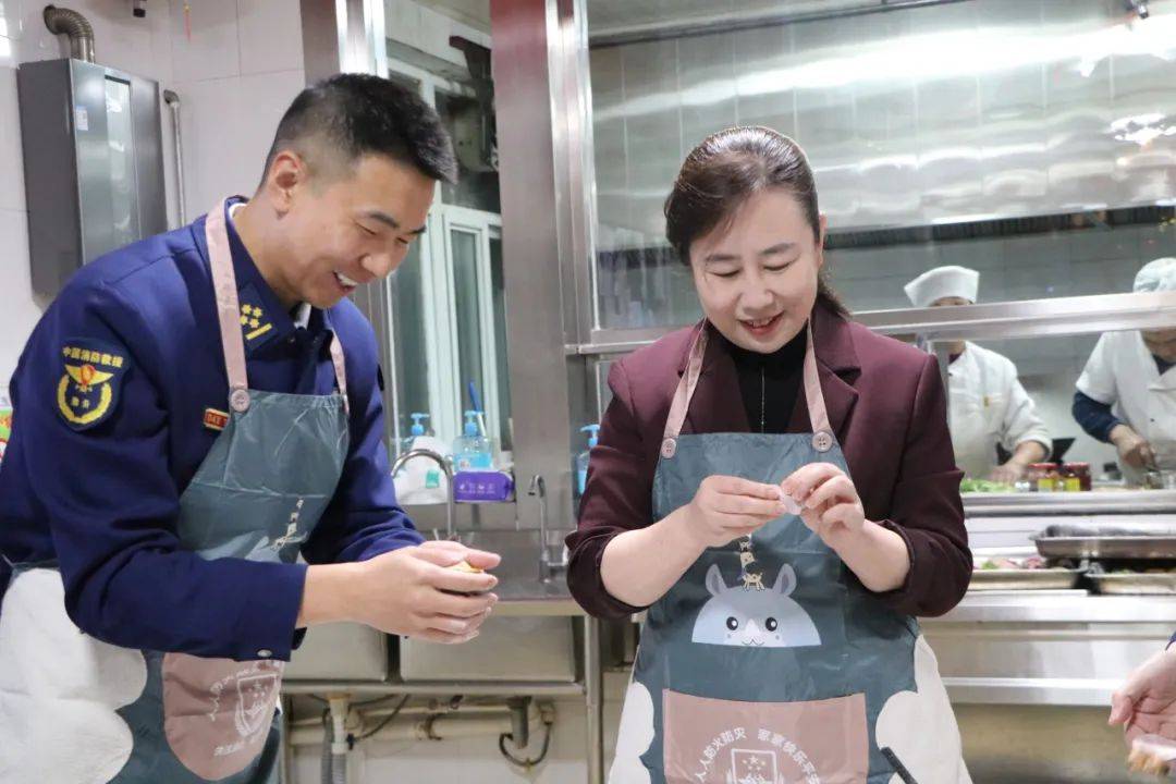 陵川县县长王丽与消防救援人员共度除夕夜!_人民_全体_灭火