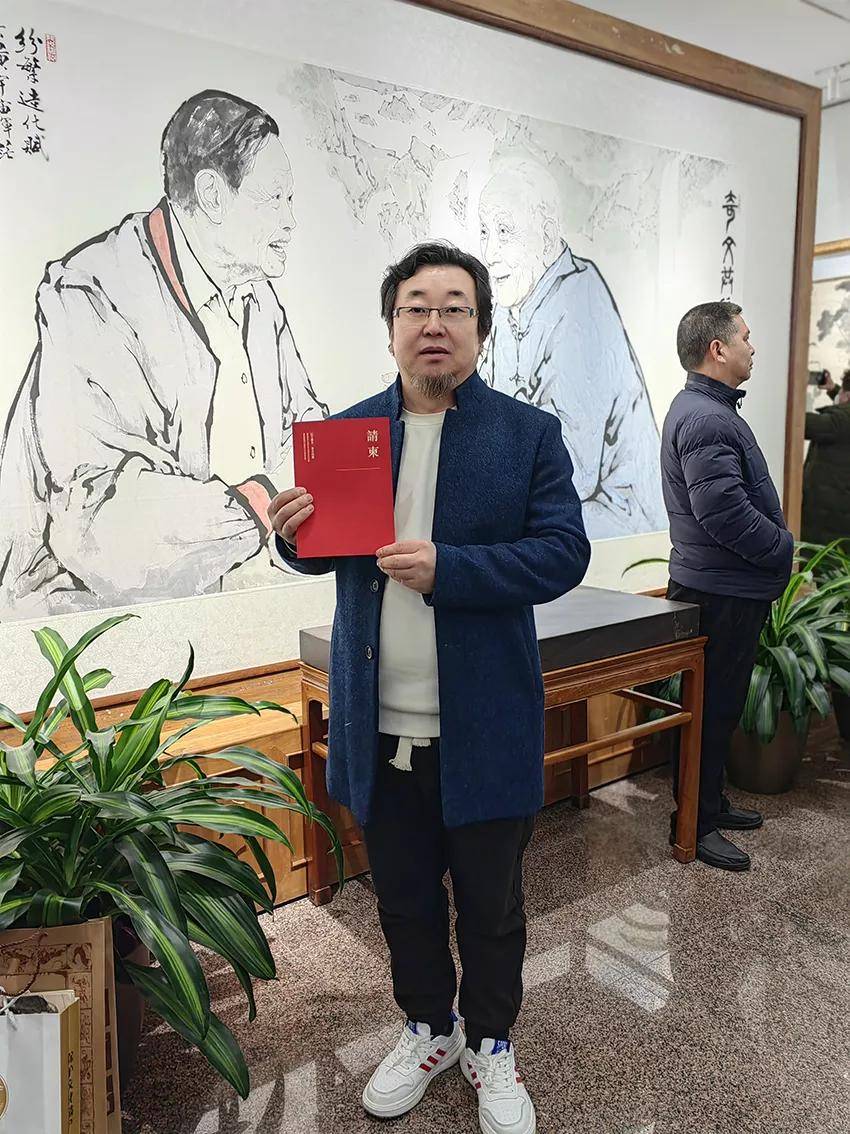 书画家叶建波陪同恩师范曾参加荣宝斋龙年新春书画展_先生_作品_展览