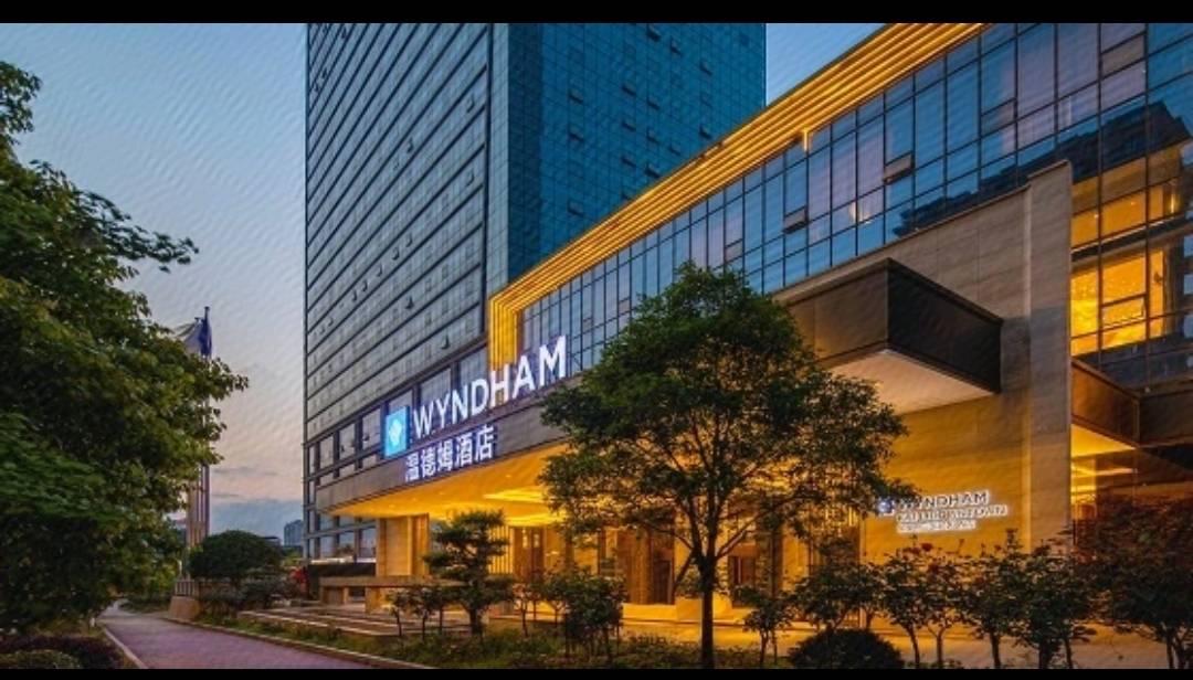 大山环绕,霓虹暗沉.羞涩的温德姆,默默地看着这天外来客.