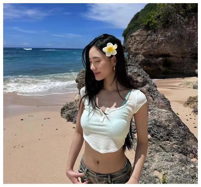 小s二女儿三套泳装连换,网友感觉别扭?16岁,不是维密吧!