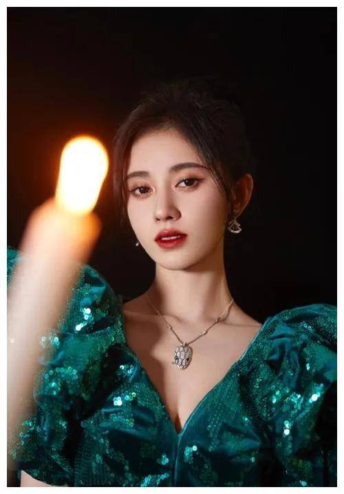 鞠婧祎秋日旅行照:绝美氛围,无尽魅力,令人着迷_照片_人们_才华