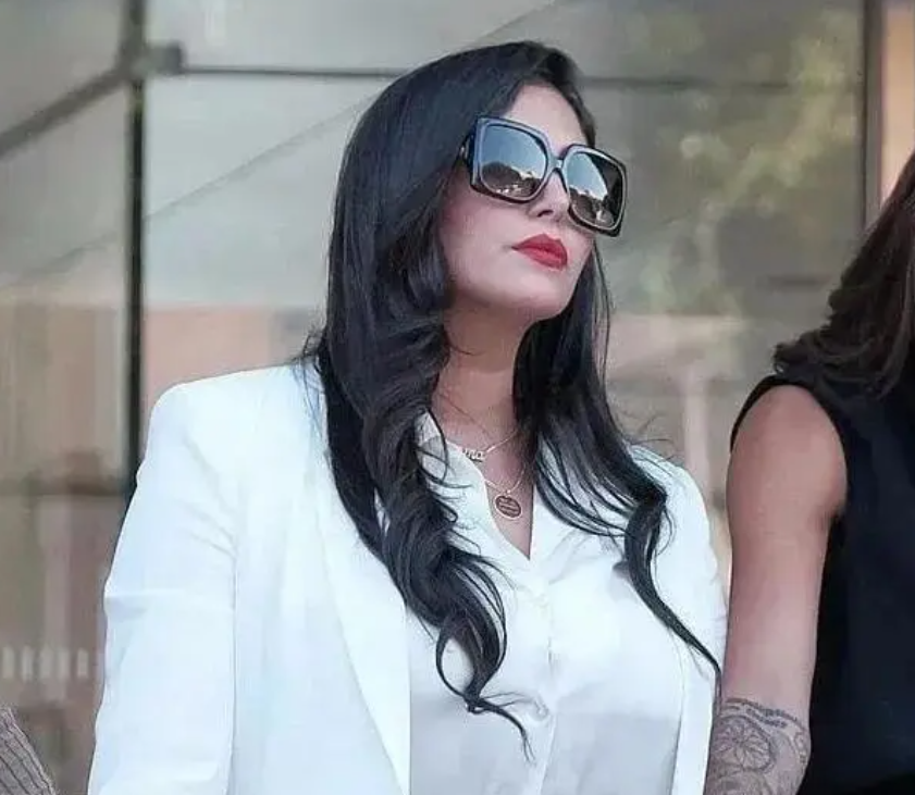 科比再现斯台普斯,加索尔陪伴,遗孀瓦妮莎俏皮致辞,她会再婚吗_雕像