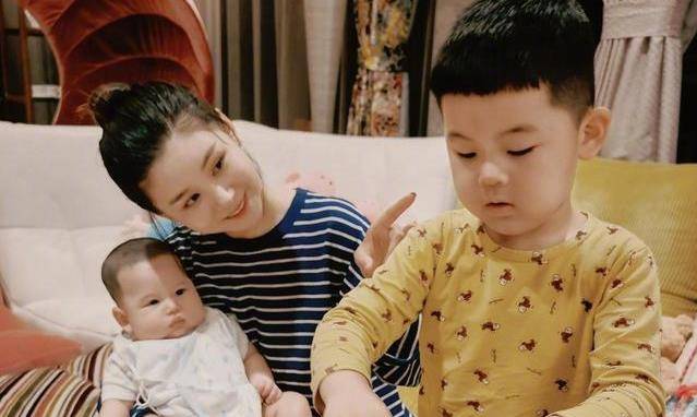 两夫妻结婚9年0绯闻,如今再度当爸妈,李小萌王雷的婚姻堪称典范_儿子