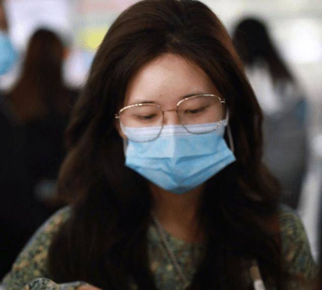 赵露思最近机场照,素颜出境,看起来很疲惫_性格_演技