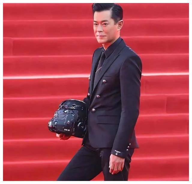 古天乐53岁当选演艺协会会长,刘德华垂头自叹,港圈