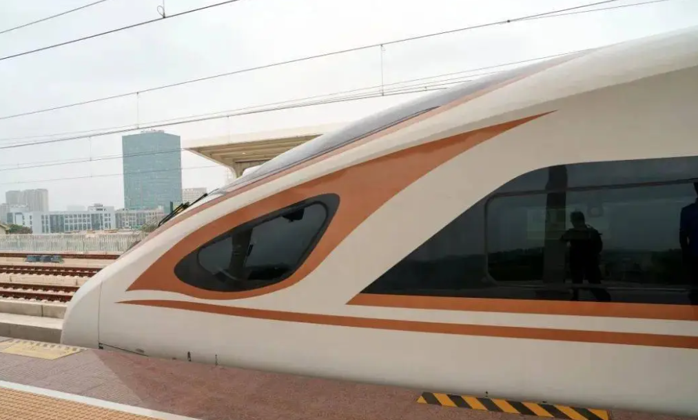 它是四川"砸锅卖铁"也要建的高铁,国铁拗不过,还给予