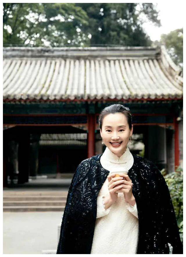 林依轮2婚妻子捐发生日,52岁却依然挺胸抬头,网友点赞_生活_西华_世界