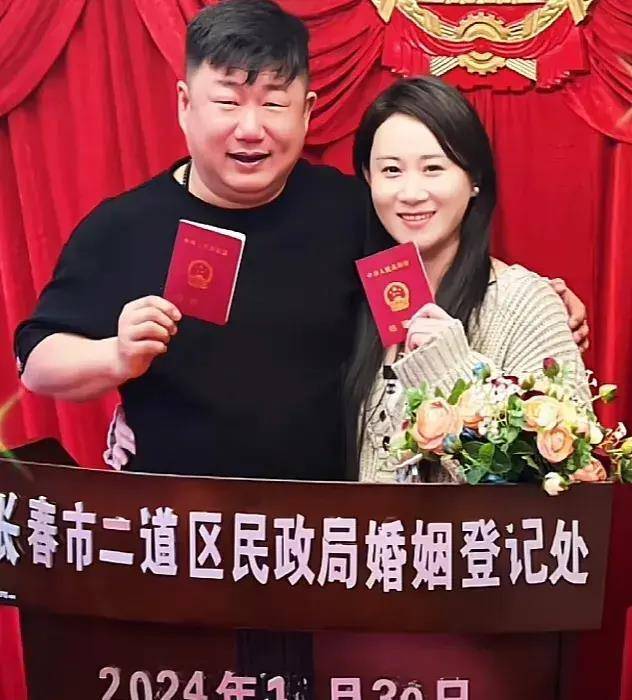 《乡村爱情》徐会计扮演者官宣结婚,晒一家三口合照惹人羡_董三毛