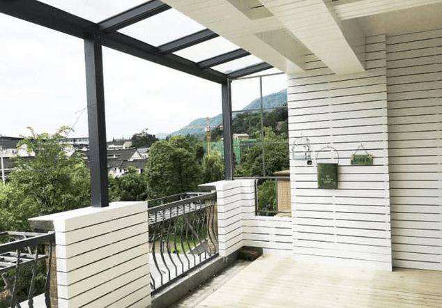 夫妻两买没人要的顶楼,装修完露台变空中花园,邻居都!