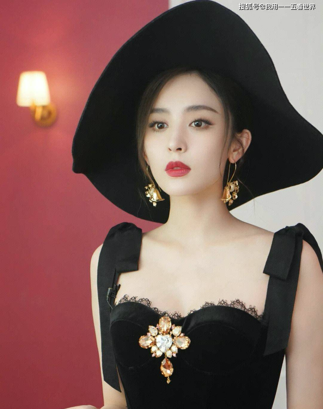 31岁古力娜扎魅力四溢,性感迷人,成熟风韵令人陶醉不已!