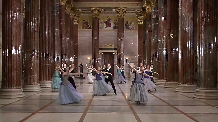 这首圆舞曲以其优美的旋律和深情的内涵,成为了奥地利的非官方国歌