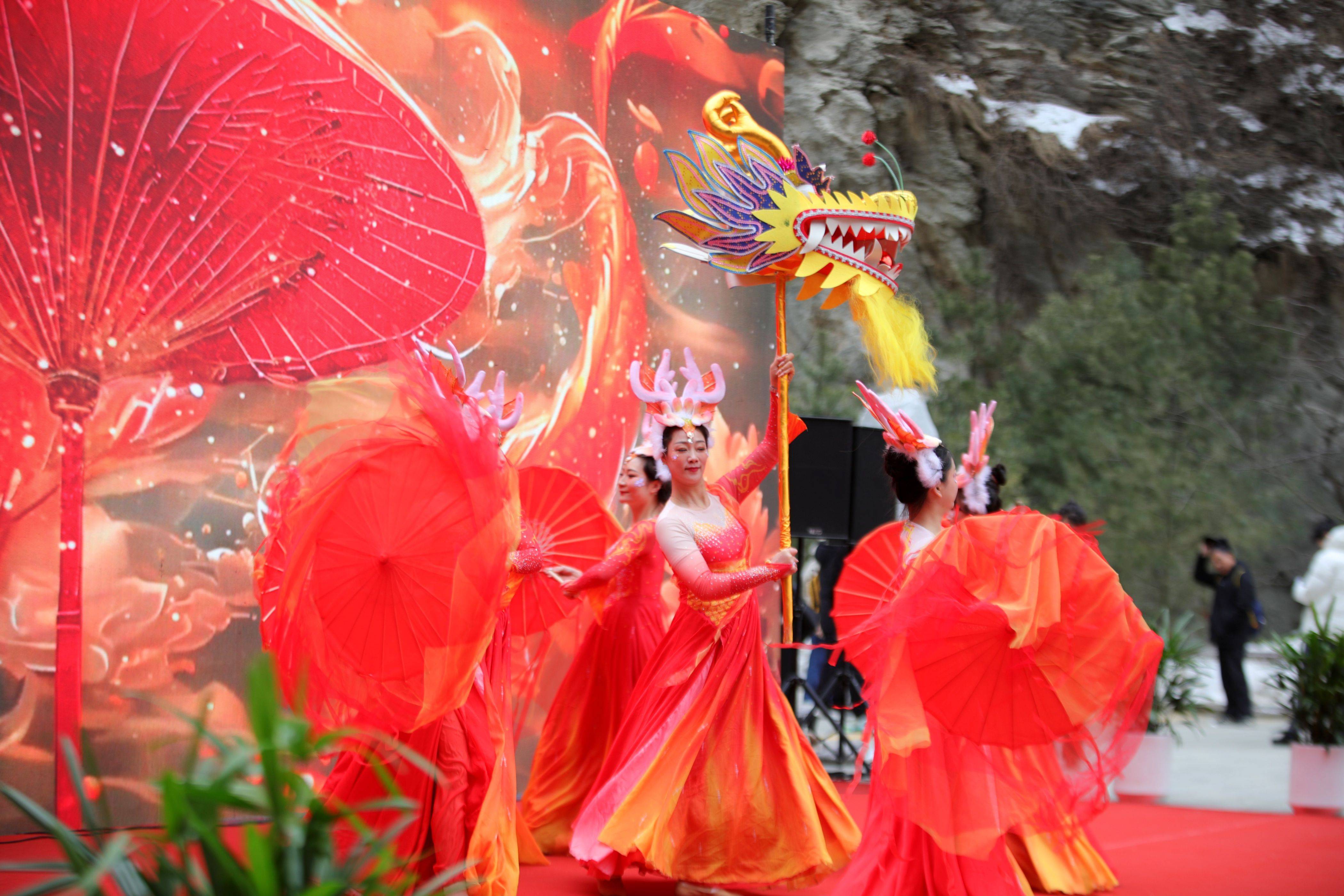 活动现场锣声响起,彩烟升腾,象征着新的一年红红火火,蒸蒸日上.