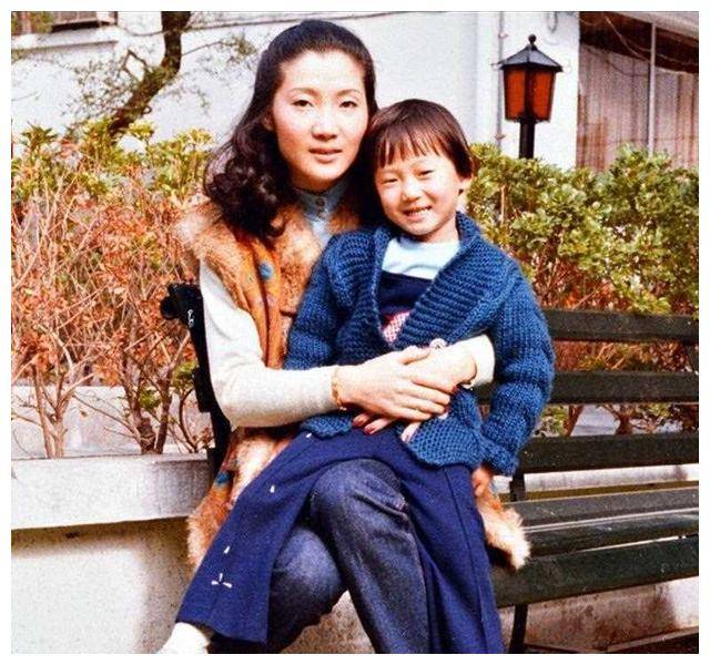 洪金宝前妻罕见现身,优雅出席孙子11岁生日派对,气质