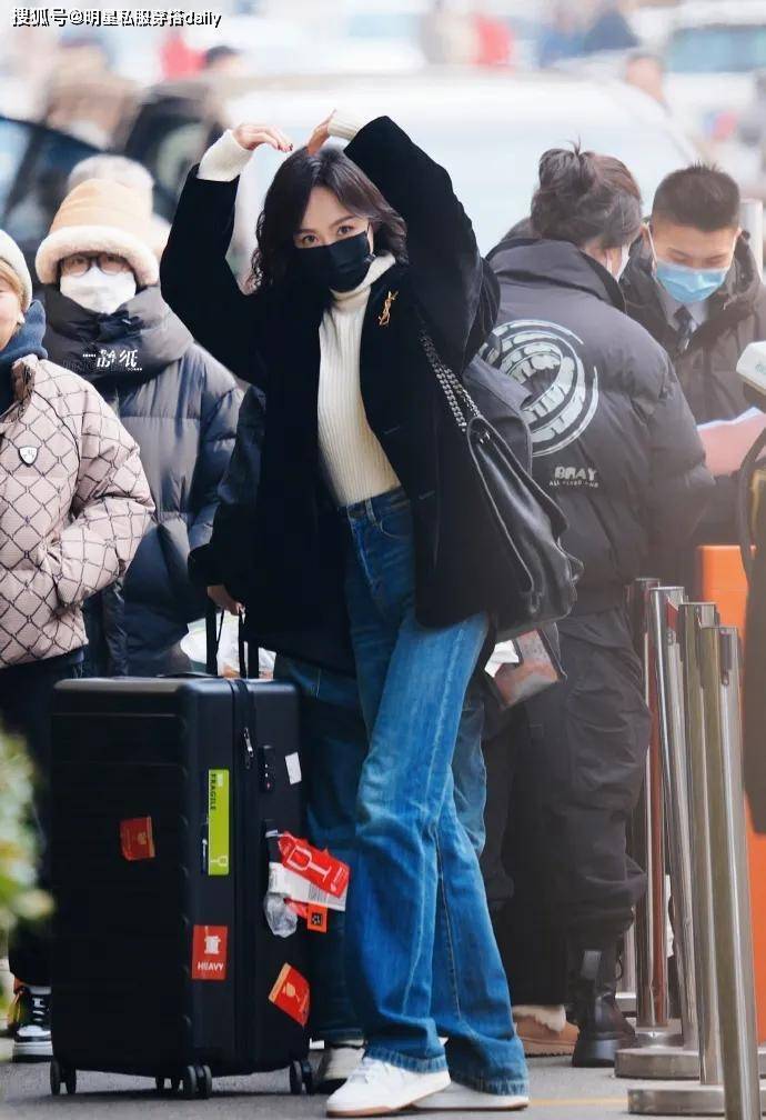 唐嫣小羊毛卷也太美了!一身黑内搭复古高领毛衣牛仔裤