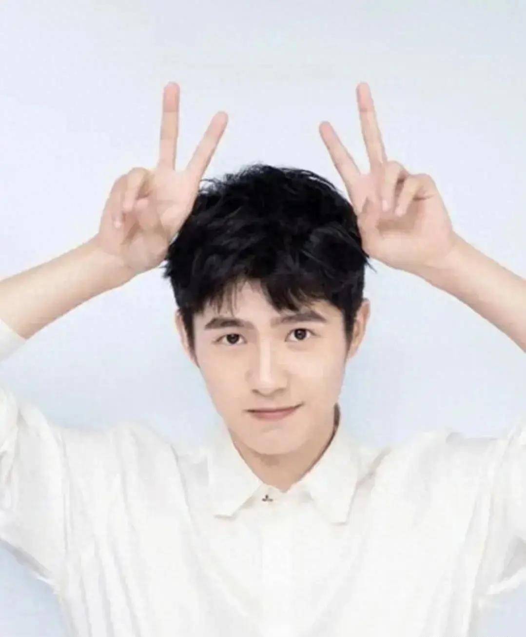 刘昊然的出道作品就是出演由陈思诚导演的电影《北京爱情故事》,少年