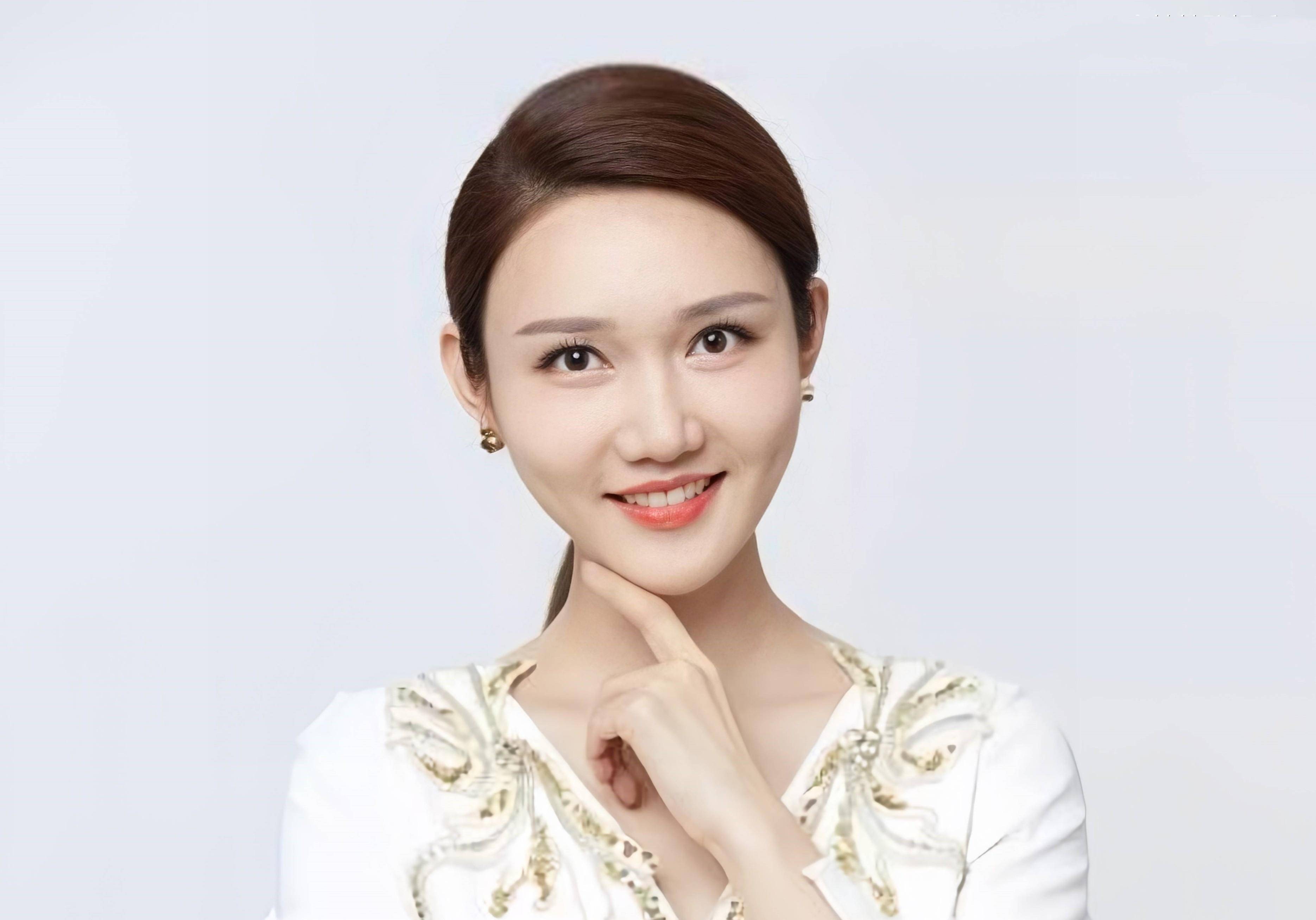 2024央视春晚主持人:撒贝宁领衔,我却被90后女主持的颜值惊艳了