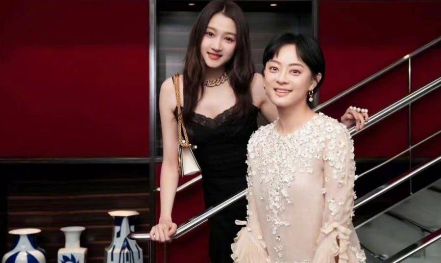 孙俪晒与关晓彤合照,神还原18年前拍照pose,网友:婆媳梦幻联动_鹿晗