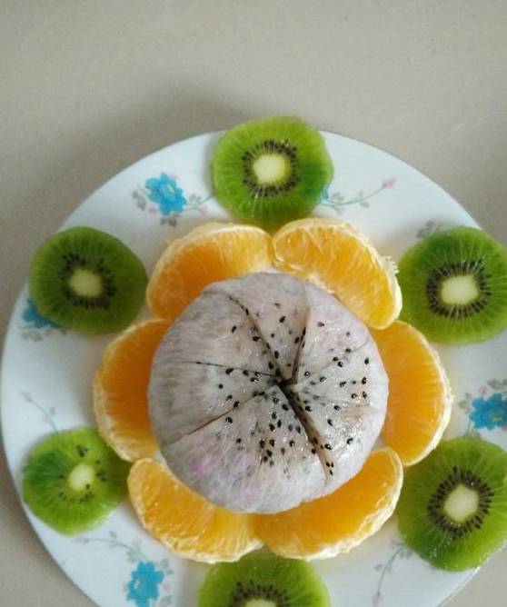 身子是用火龙果做的.这个也特别简单.这个是果蔬混合拼盘.