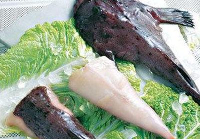 鮟鱇鱼雄性"吃软饭"依靠雌性存活,长相丑陋,但肉很!