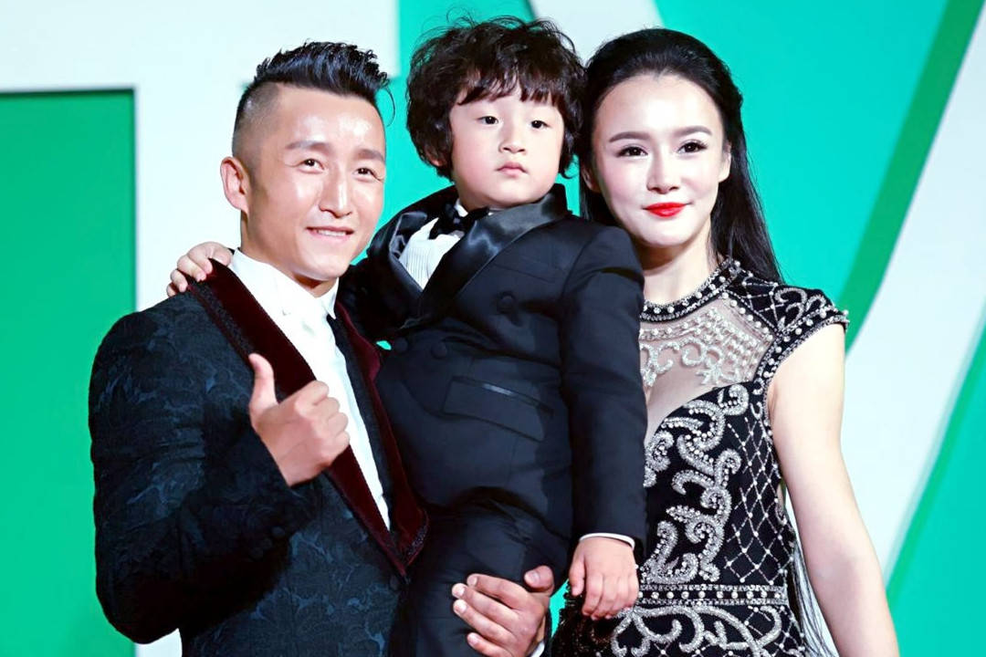 奥运冠军邹市明晒近照,娇妻衣着大胆,40岁身材火辣,不输卡戴珊_冉莹颖