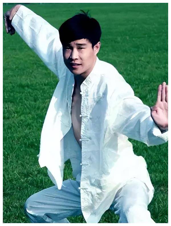 小沈阳演唱刀郎歌曲狂吸人气,挑战主流音乐圈,演唱会爆满!