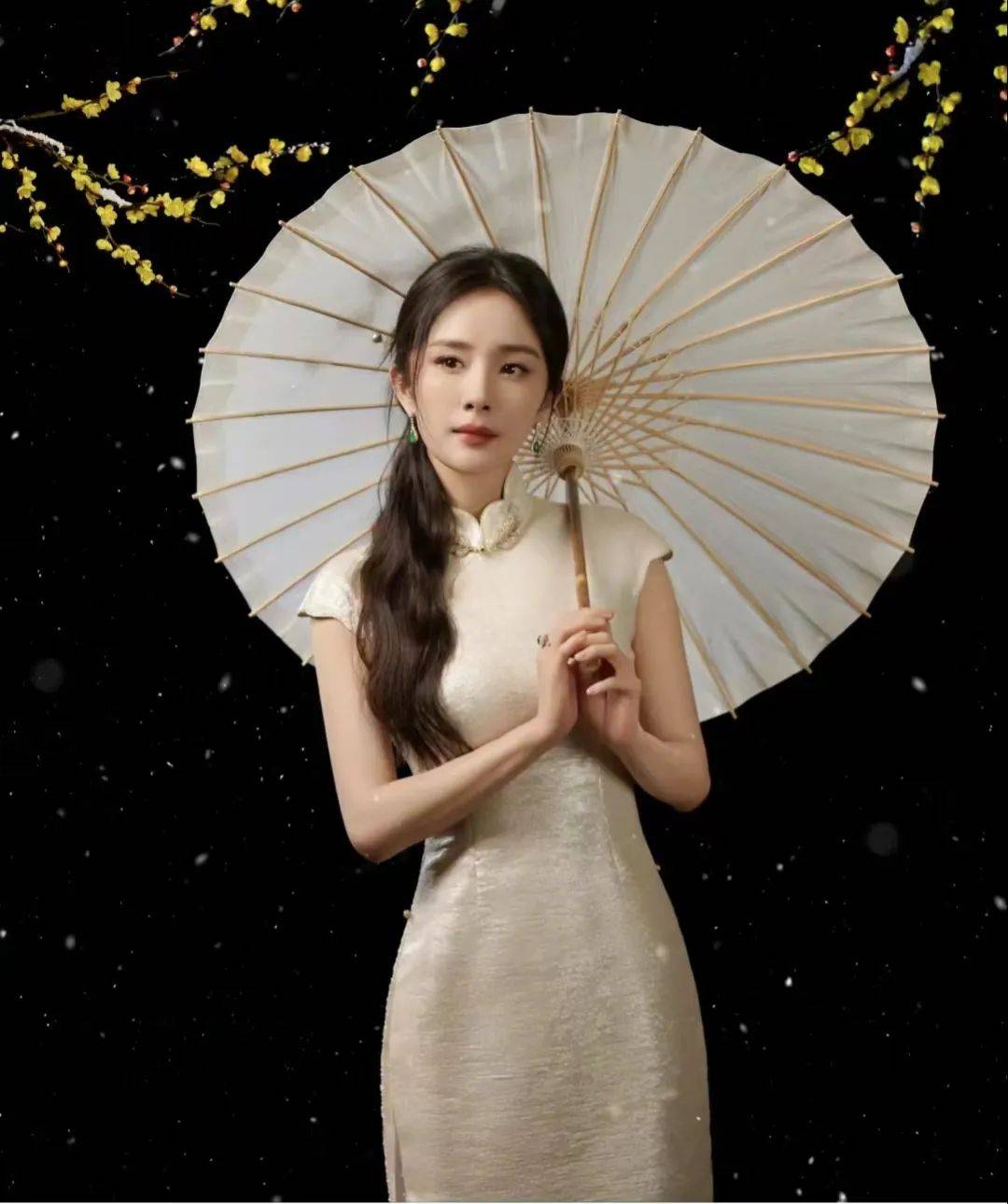 被杨幂新中式的春晚造型惊艳到了,温婉大气,美得绝绝子!